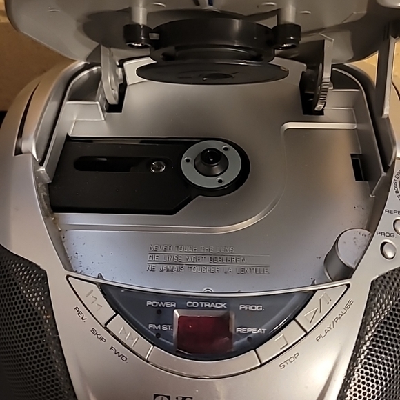 Emerson Portable Stereo am/fm Compact Disc Player - Picture 3 of 16